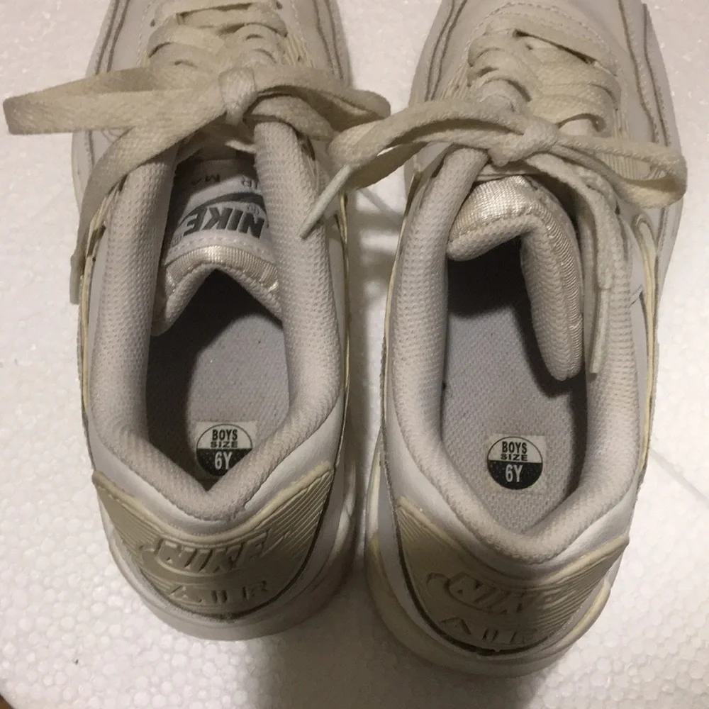 Nike Air Max kids lace up sneakers boys size 6Y